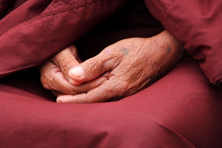 Co znamená, když se vám třesou ruce? Více na www.dustojnestarnuti.cz