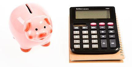 Vláda schválila nařízení předložené Ministerstvem práce a sociálních věcí, kterým se stanoví potřebné parametry pro výpočet nových důchodů a zvýšení již vyplácených důchodů. Nadstandardně si polepší senioři s nižšími důchody. více na: www.mpsv.cz