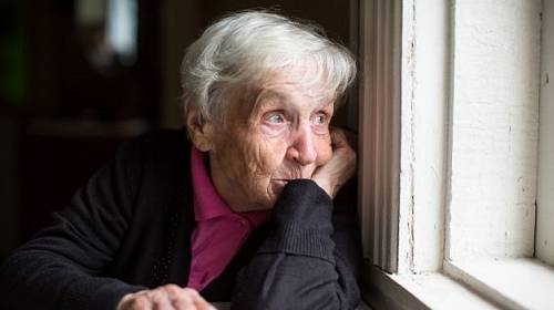 Babička je v domově důchodců nešťastná, do LDN ji dát nechceme a doma být nemůže. Více na www.kafe.cz