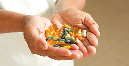 Česká lékárnická komora přichází s doporučeným postupem, jak si mohou pacienti obstarat svoje léky v období karantény. Více na: www.socialnipolitika.eu