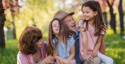 Projekt Dva světy spojí osamělé seniory a děti, které postrádají prarodiče