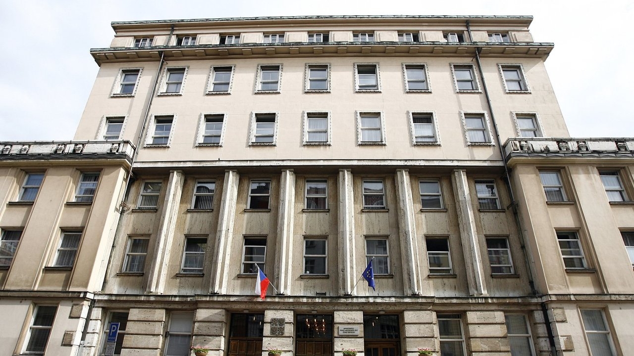 Ministerstvo práce a sociálních věcí chystá web, který poradí, na co mají lidé od státu nárok. Předběhli ho ale piráti více na: www.ihned.cz