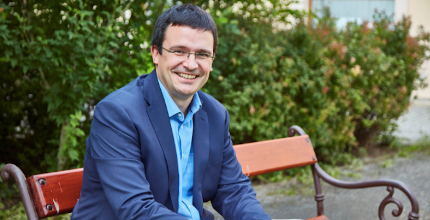 Péče o seniory není v Česku dostatečně koordinovaná, obor potřebuje lepší vzdělání, říká ředitel organizace Sue Ryder Matěj Lejsal