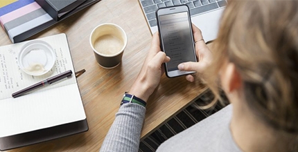 O dávky lze žádat i poštou, e-mailem, datovou schránkou nebo přes e-identitu. Více na: www.socialnipolitika.eu