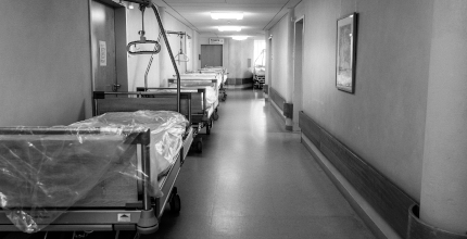 Tatínek přestal chodit, začal vyhrožovat a pomočuje se 