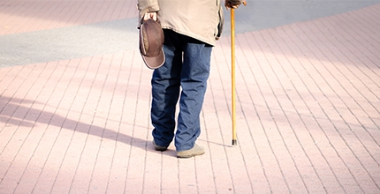 Senioři jsou oproti ostatním věkovým skupinám v silničním provozu výrazněji ohroženi. Webový seriál Pomáháme vám znát právo přináší důležité poznatky a informace. Čtěte více na: www.moravskoslezsky.denik.cz