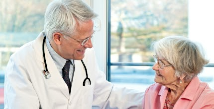 Starší ženy zanedbávají preventivní vyšetření u gynekologa, hrozí jim rozvoj rakoviny děložního čípku 