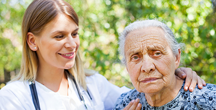 Z průzkumu vyplynulo, že pouze třetina lidí si myslí, že jídlo a nákupy by lidem se sníženou soběstačností měla zajišťovat odborná sociální služba. Více na www.socialnipolitika.eu