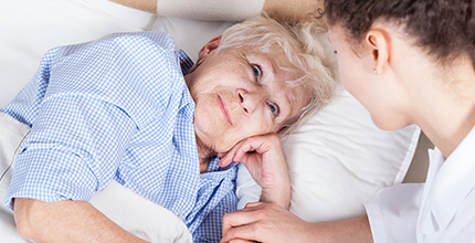 Doporučujeme k přečtení zajímavý rozhovor s lékařkou Kateřinou Rusínovou ze Všeobecné fakultní nemocnice o paliativní péči nejen v době koronaviru.