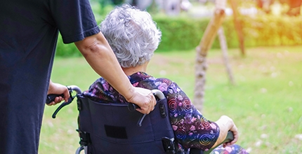 ,,Přála jsem si, aby už byl konec...'', říká Zdenka (66), která se starala o svou nemocnou matku. Více na: www.i60.cz