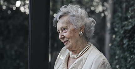 Péče o seniory v době pandemie: Izolace v sociálním zařízení nebo domácí prostředí?