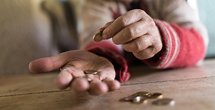 Šmejdi opět útočí - pomozte svým seniorům v hospodaření s penězi. Více na: www.ctidoma.cz