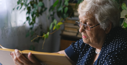 Tisíce seniorů nemají peníze na bydlení, na energie. Trpí nouzí a chybí jim informace