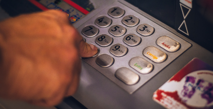 Co dělat, když pošlete omylem peníze na jiný účet?