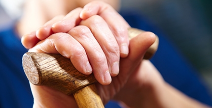 37 tisíc lidí je omezeno ve svéprávnosti. Místo omezování potřebují podporu při rozhodování. Více na: www.socialnipolitika.eu