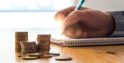 Rekordní počet stížností na chování energošmejdů. Politici se předhání, kdo s nimi zatočí. Více čtěte na: www.seznamzpravy.cz