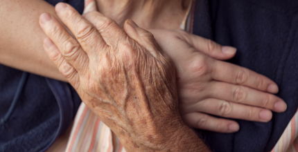 Pokud senior žije v bytě společně s rodinou, měl by se cítit jako její součástí, radí MUDr. Irena Kudrnovská