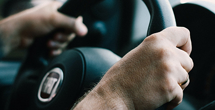 Projekt Senior bez nehod: cílem je snížit nehodovost seniorů za volantem, informovat o specifikách chování v provozu a také seznámit s potenciálem moderních asistenčních systémů. Více na www.seniorbeznehod.cz