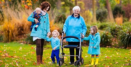 Sendvičová generace: Generace slisovaná mezi péčí o děti a staré nebo nemocné rodiče nemá čas ani sílu na cokoliv nad rámec svých náročných povinností. O pomoc si ale řeknou málokdy. Více na: www.heroine.cz