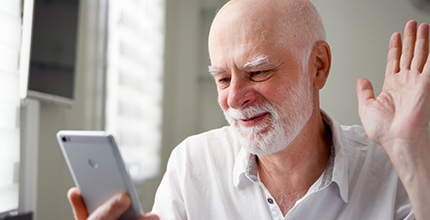 „Tablet od srdce“ propojí seniory v zařízeních sociálních služeb s jejich rodinami a blízkými pomocí videohovorů. Více na: www.socialnipolitika.eu