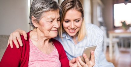 Dobrovolníci z plzeňského mezigeneračního centra TOTEM pomohli seniorům do online světa, zájemci se učí jazyky