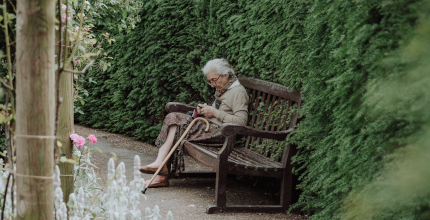 Když důchod neznamená odpočinek, ale samotu a přežívání s málem