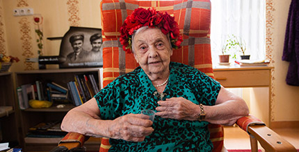 Stáří není procházka růžovým sadem - Díky Vám však svět starého člověka rozkvete! www.darekprosueryder.cz