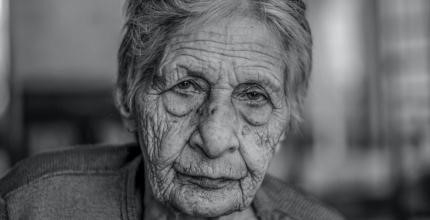 Nové dvojčíslo Sociálních služeb otevírá tabuizované téma manipulace se seniory