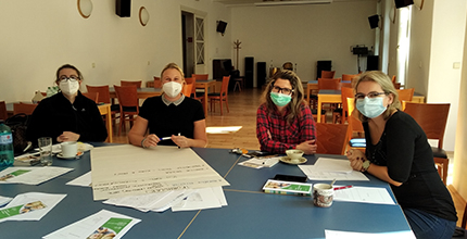 Centrum pro důstojné stárnutí Sue Ryder podpořilo oslavy Mezinárodního dne seniorů pracovním setkáním „u hranatého stolu“ 